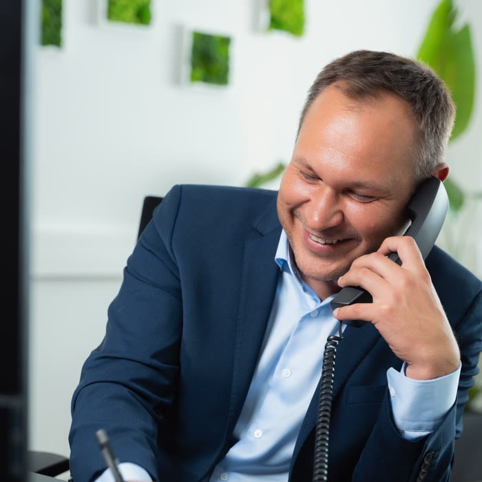 Viktor Evseev am Telefon