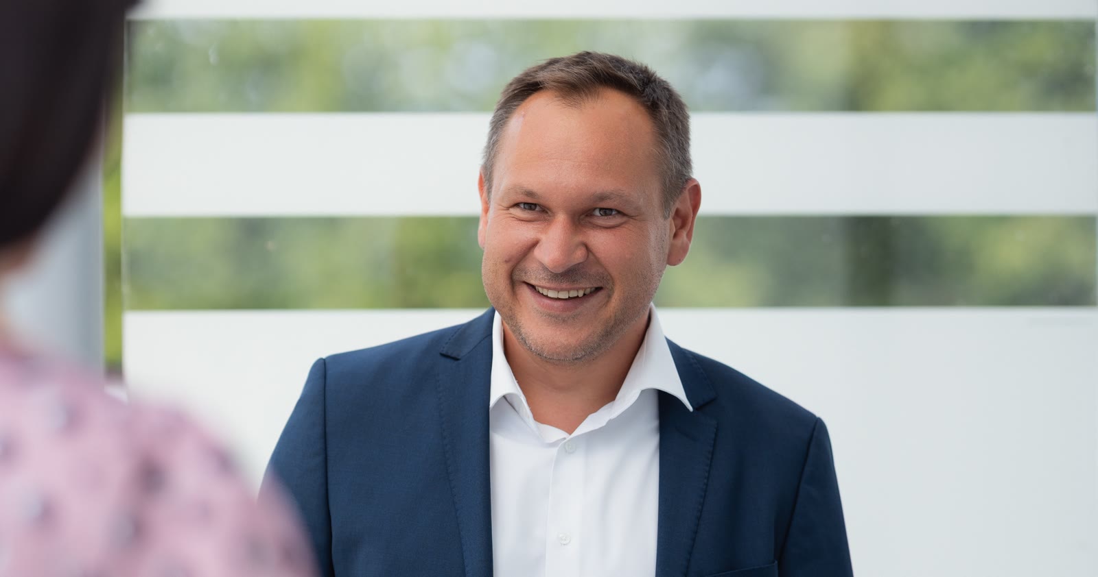 Viktor Evseev im Gespräch mit einer Kundin